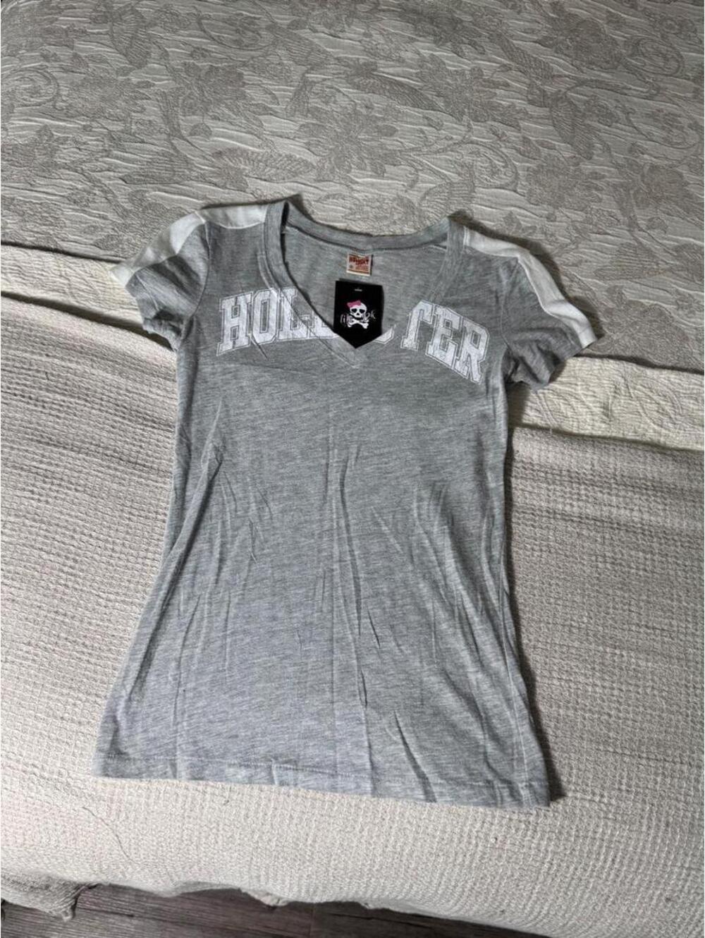y2k hollister grey & white v-neck tshirt